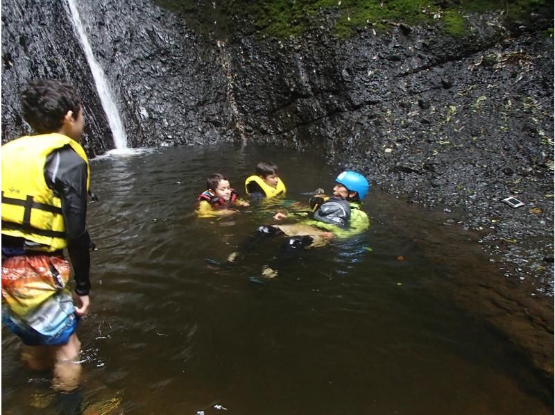 【竜神カヤック】茨城県北自然遺産、竜神渓谷の自然美とダイナミックな竜神バンジーを湖面から楽しむカヤック体験ツアー【初心者～・初期講習あり】の紹介画像
