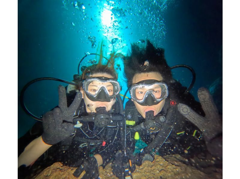 【沖縄・青の洞窟】インストラクター貸し切り！シュノーケリング＆体験ダイビングツアー〈カップル・ご夫婦・友達2名様限定！オプション代全て込み〉の紹介画像