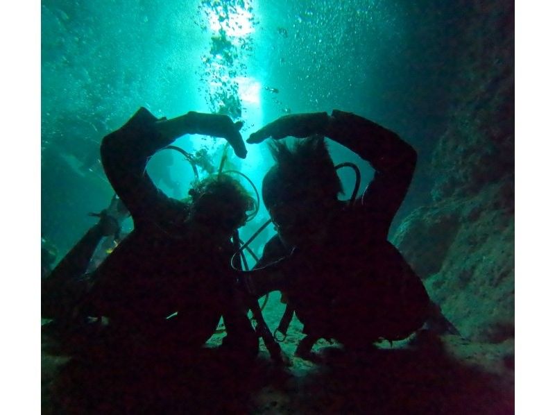 【沖縄・青の洞窟】インストラクター貸し切り！シュノーケリング＆体験ダイビングツアー〈カップル・ご夫婦・友達2名様限定！オプション代全て込み〉の紹介画像