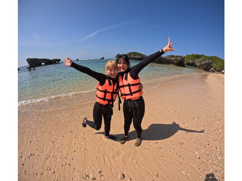 【沖縄・青の洞窟】インストラクター貸し切り！シュノーケリング＆体験ダイビングツアー〈カップル・ご夫婦・友達2名様限定！オプション代全て込み〉の紹介画像