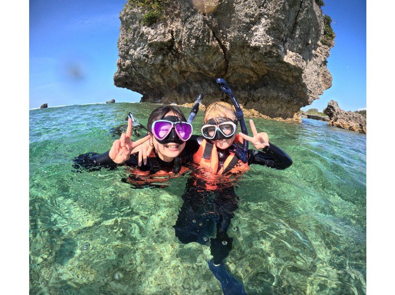 【沖縄・青の洞窟】インストラクター貸し切り！シュノーケリング＆体験ダイビングツアー〈カップル・ご夫婦・友達2名様限定！オプション代全て込み〉の紹介画像