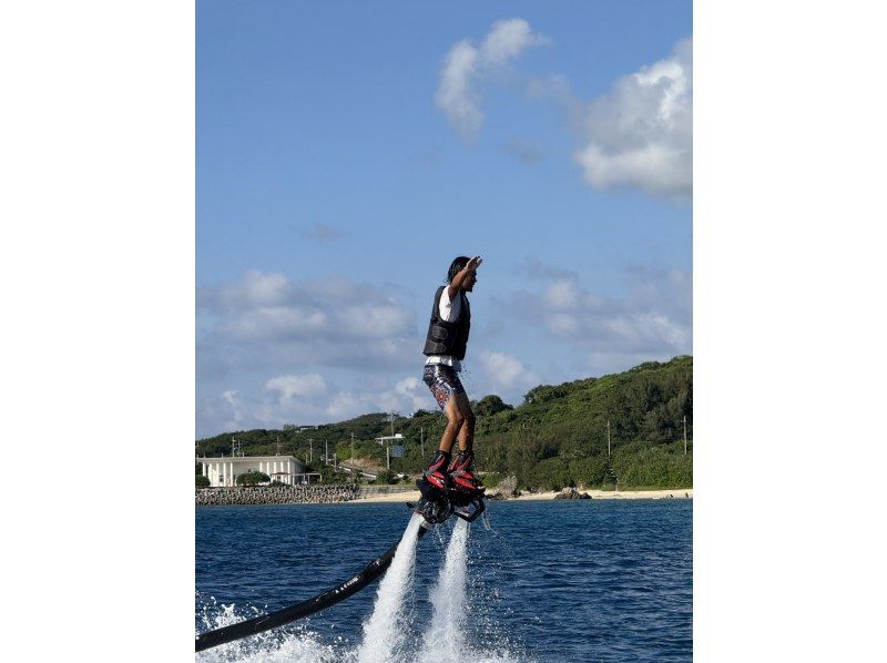 【沖縄・本部】本部町で新感覚マリンスポーツ！フライボード ★ジェットの力で体が宙に浮く！！の紹介画像