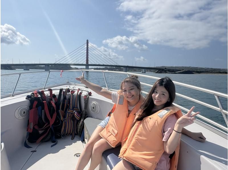 【沖縄・うるま市】パラセーリング県内最長・絶景300mロープ！最高高度130ｍを超える高さから最高の絶景をお楽しみください！の紹介画像