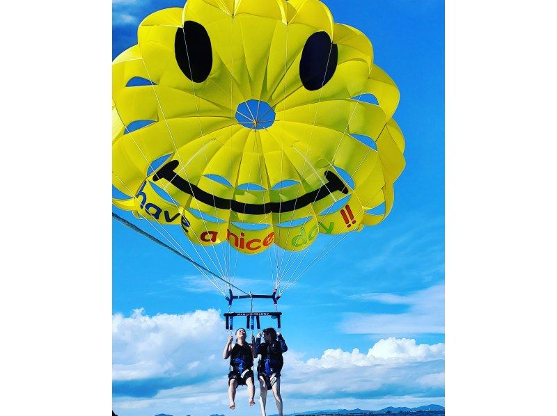 【沖縄・うるま市】パラセーリング県内最長・絶景300mロープ！最高高度130ｍを超える高さから最高の絶景をお楽しみください！の紹介画像