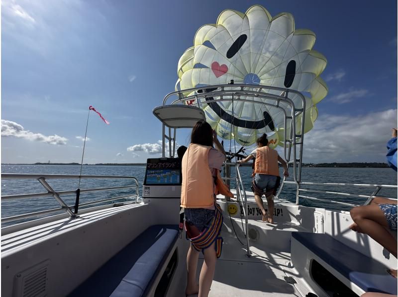 【沖縄・うるま市】パラセーリング県内最長・絶景300mロープ！最高高度130ｍを超える高さから最高の絶景をお楽しみください！の紹介画像