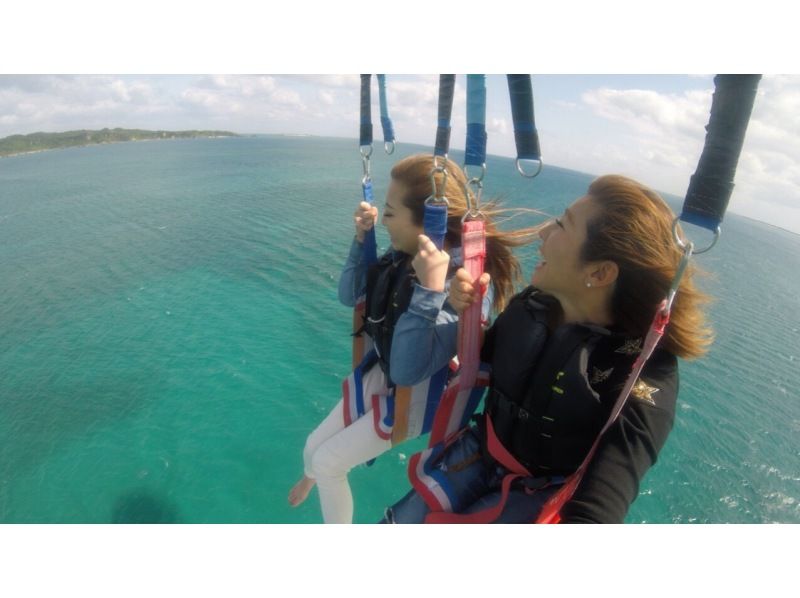 【沖縄・うるま市】パラセーリング県内最長・絶景300mロープ！最高高度130ｍを超える高さから最高の絶景をお楽しみください！の紹介画像