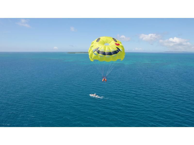 【沖縄・うるま市】パラセーリング県内最長・絶景300mロープ！最高高度130ｍを超える高さから最高の絶景をお楽しみください！の紹介画像