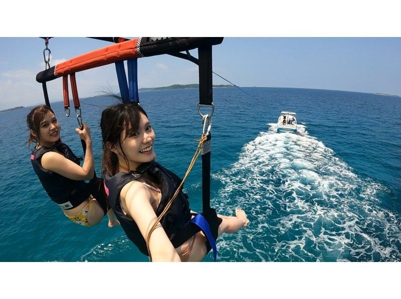 【沖縄・うるま市】パラセーリング県内最長・絶景300mロープ！最高高度130ｍを超える高さから最高の絶景をお楽しみください！の紹介画像