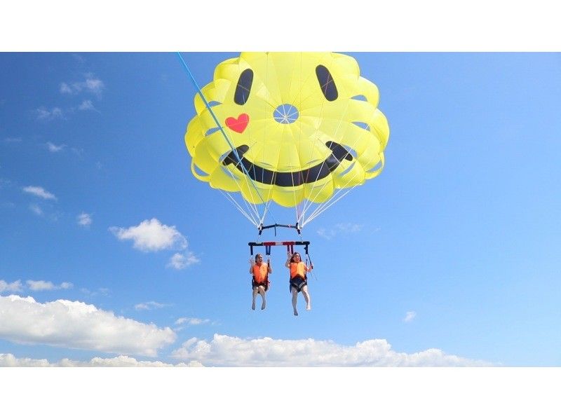 【沖縄・うるま市】パラセーリング県内最長・絶景300mロープ！最高高度130ｍを超える高さから最高の絶景をお楽しみください！の紹介画像