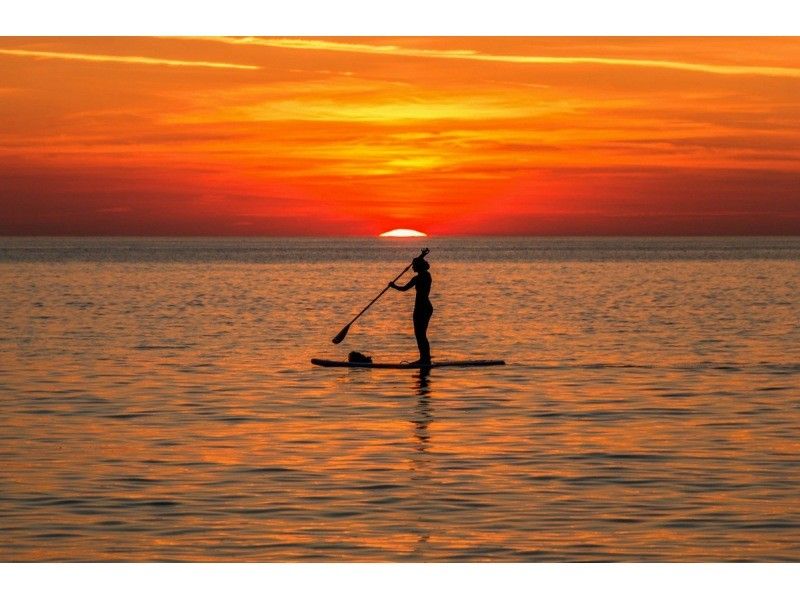 【沖縄　今帰仁村・本部】サンセットクリアカヤックorクリアsup オレンジ色に染まる空と海のコントラストを是非体験してください。の紹介画像