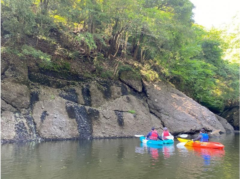 【竜神カヤック・フィーカプラン（リラックス＆軽食付）】茨城自然遺産、竜神渓谷美の苔の洞門と奇岩を巡るカヤックツアー【初心者～・初期講習あり】の紹介画像