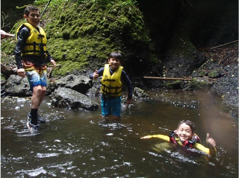 【竜神カヤック・フィーカプラン（リラックス＆軽食付）】茨城自然遺産、竜神渓谷美の苔の洞門と奇岩を巡るカヤックツアー【初心者～・初期講習あり】の紹介画像