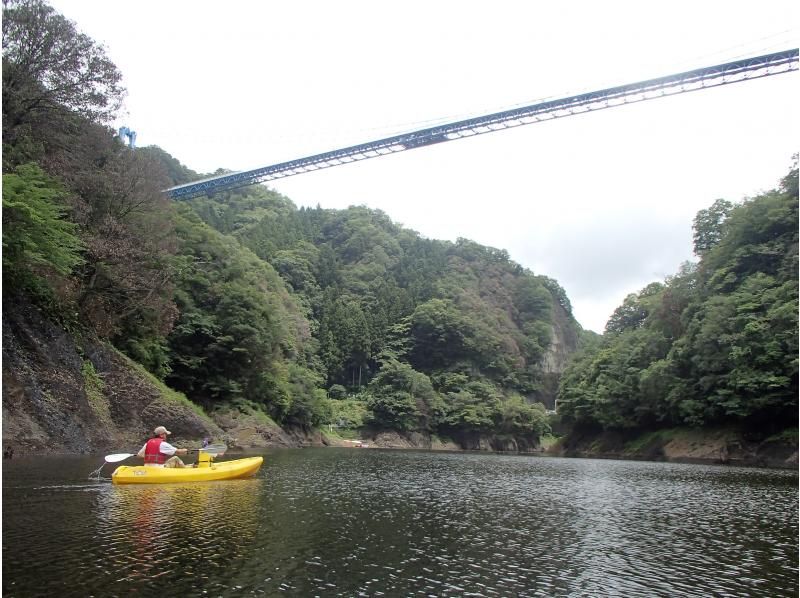 【竜神カヤック・フィーカプラン（リラックス＆軽食付）】茨城自然遺産、竜神渓谷美の苔の洞門と奇岩を巡るカヤックツアー【初心者～・初期講習あり】の紹介画像