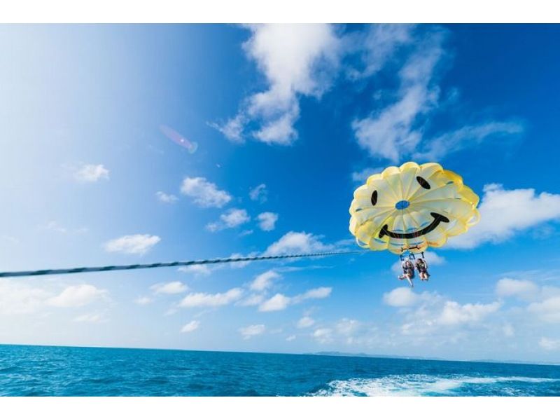 【沖縄・うるま市】にこちゃんパラセーリング100m＆マリンスポーツ3時間遊び放題の紹介画像