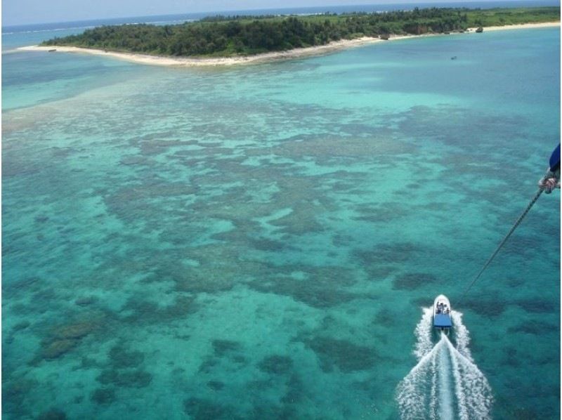 【沖縄・うるま市】にこちゃんパラセーリング100m＆マリンスポーツ3時間遊び放題の紹介画像