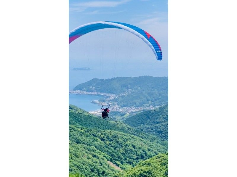 【静岡・伊豆】「平日・学割プラン1,500円OFF」インストラクターと一緒にフライト〜パラグライダータンデムで伊豆の空を満喫！（駅送迎あり）の紹介画像