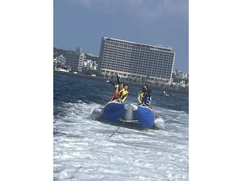 【沖縄・宜野湾市】マリンスリルパック〜マーブル・スリラー・バナナボート(20分)  4名様以上のグループ特別価格！那覇空港から車で約30分の紹介画像