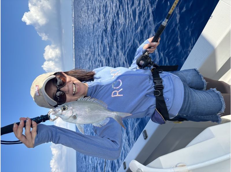 【宜野湾港マリーナ発】中型クルーザー完全貸切！クルージング、シュノーケル、釣り、最大10名まで乗船可能です貸切なので周りを気にせず遊べます！の紹介画像