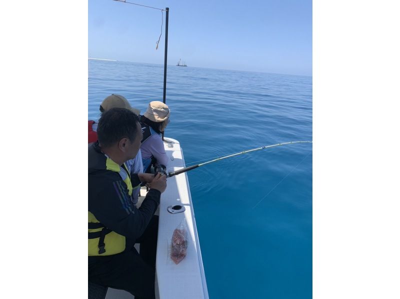 【宜野湾港マリーナ発】中型クルーザー完全貸切！クルージング、シュノーケル、釣り、最大10名まで乗船可能です貸切なので周りを気にせず遊べます！の紹介画像