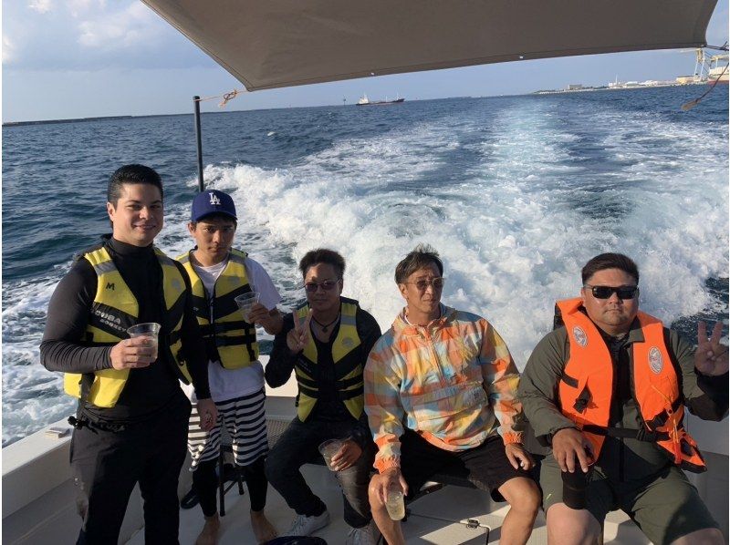 【宜野湾港マリーナ発】中型クルーザー完全貸切！クルージング、シュノーケル、釣り、最大10名まで乗船可能です貸切なので周りを気にせず遊べます！の紹介画像