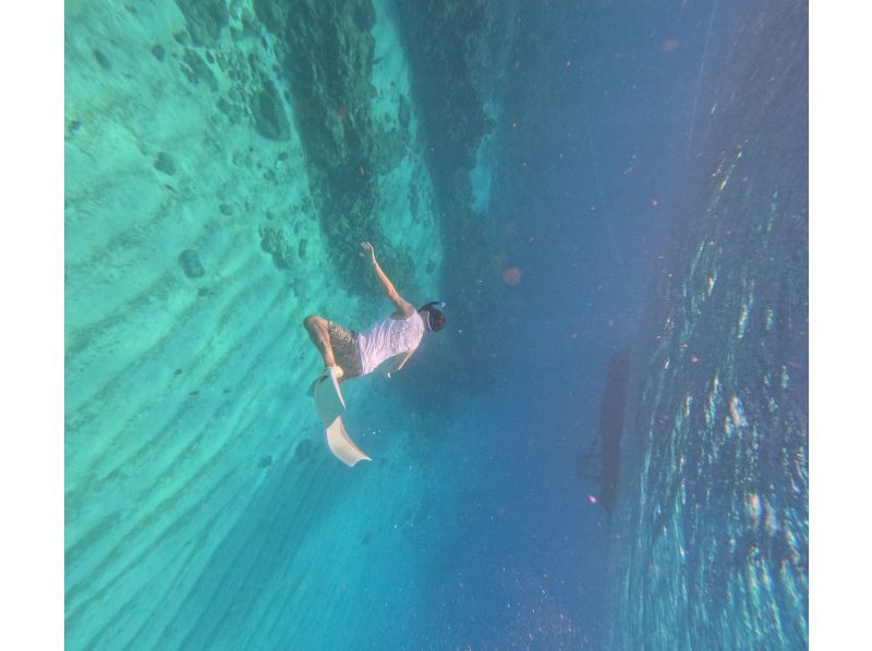 【宜野湾港マリーナ発】中型クルーザー完全貸切！クルージング、シュノーケル、釣り、最大10名まで乗船可能です貸切なので周りを気にせず遊べます！の紹介画像