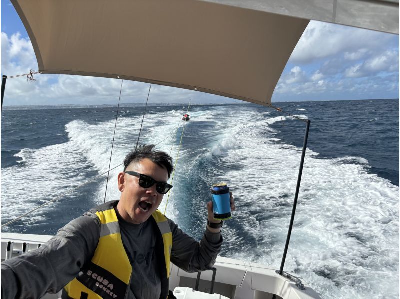 【宜野湾港マリーナ発】中型クルーザーで行く‼バナナボート＆シュノーケル3時間遊び放題　≪初心者・カップル・ファミリー・友人・女性にオススメ≫の紹介画像