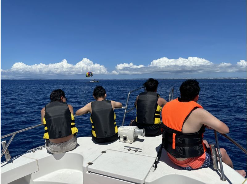 【宜野湾港マリーナ発】中型クルーザーで行く‼バナナボート＆シュノーケル3時間遊び放題　≪初心者・カップル・ファミリー・友人・女性にオススメ≫の紹介画像