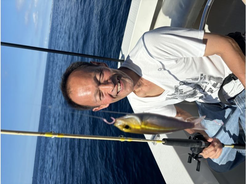 【宜野湾港マリーナ発】中型クルーザーで行く沖釣り体験！手ぶらでOK！≪初心者・お一人様・カップル・ファミリー・友人・女性にオススメ≫の紹介画像