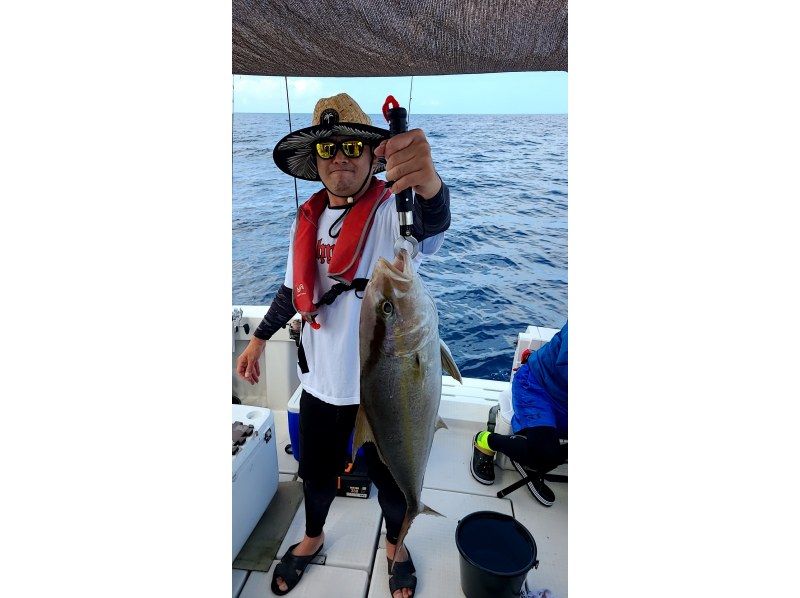 【宜野湾港マリーナ発】中型クルーザーで行く沖釣り体験！手ぶらでOK！≪初心者・お一人様・カップル・ファミリー・友人・女性にオススメ≫の紹介画像