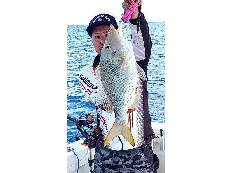 【宜野湾港マリーナ発】中型クルーザーで行く沖釣り体験！手ぶらでOK！≪初心者・お一人様・カップル・ファミリー・友人・女性にオススメ≫の紹介画像