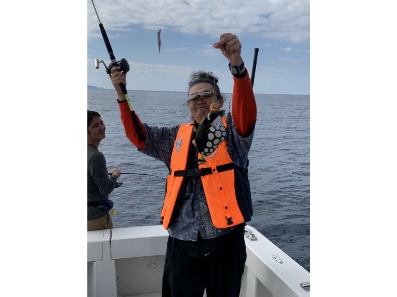 【宜野湾港マリーナ発】中型クルーザーで行く沖釣り体験！手ぶらでOK！≪初心者・お一人様・カップル・ファミリー・友人・女性にオススメ≫の紹介画像