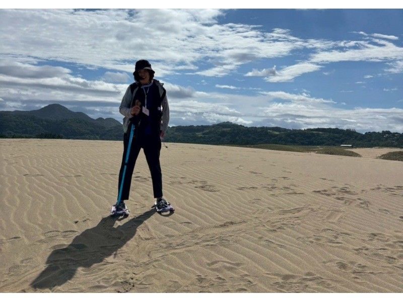 【鳥取・鳥取砂丘】2026年ゴールデンウィーク！スノーシューとトレッキングポールをレンタル！鳥取砂丘の新しい歩き方「o砂n歩」を楽しむの紹介画像