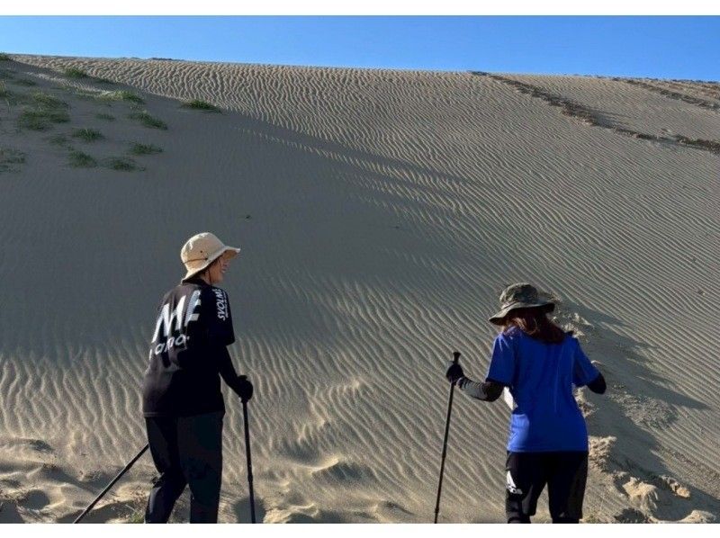 【鳥取・鳥取砂丘】2026年ゴールデンウィーク！スノーシューとトレッキングポールをレンタル！鳥取砂丘の新しい歩き方「o砂n歩」を楽しむの紹介画像