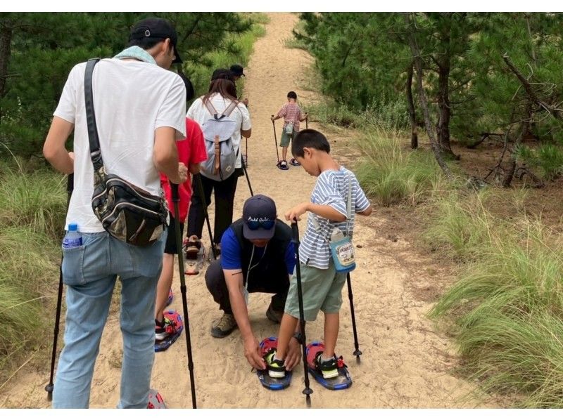 【鳥取・鳥取砂丘】2026年ゴールデンウィーク！スノーシューとトレッキングポールをレンタル！鳥取砂丘の新しい歩き方「o砂n歩」を楽しむの紹介画像
