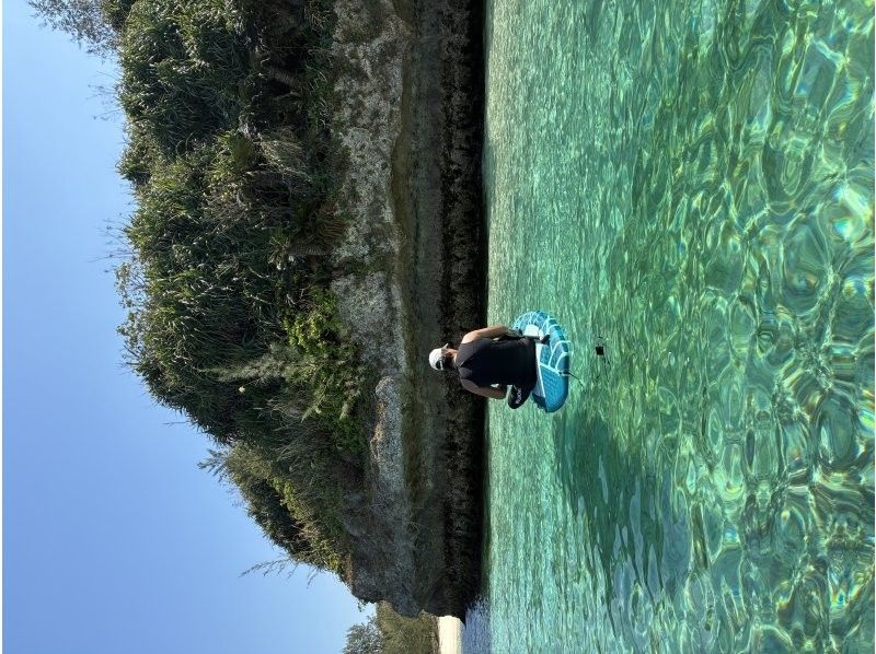 【沖縄　今帰仁村・本部】サップ　左右の水面下に現れるサンゴ礁や熱帯魚をゆったりご覧になれます。＊Insta360で撮影無料！の紹介画像