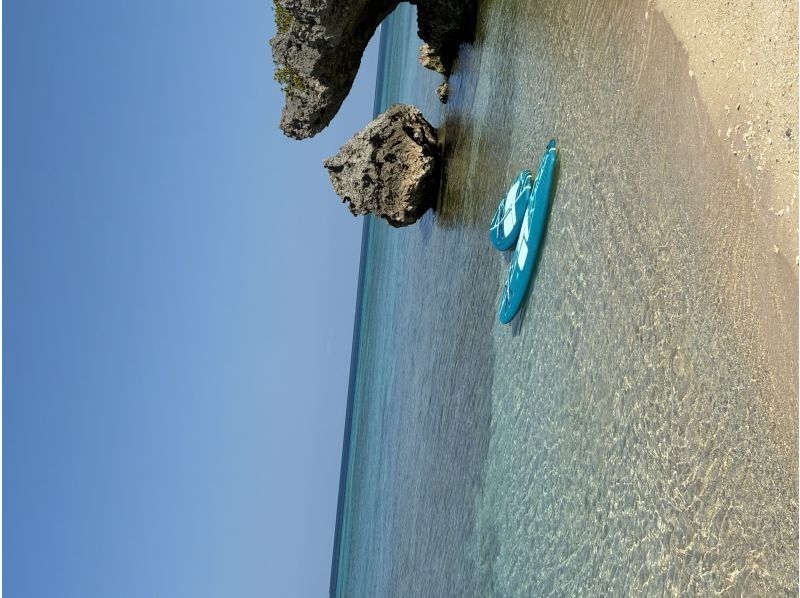 【沖縄　今帰仁村・本部】サップ　左右の水面下に現れるサンゴ礁や熱帯魚をゆったりご覧になれます。＊Insta360で撮影無料！の紹介画像