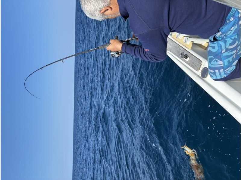 〈宜野湾マリーナ発・ティップランエギング〉手ぶらで参加OK☆目指せキロアップ!!　那覇空港より最短20分で出航、初心者大歓迎(^^♪の紹介画像