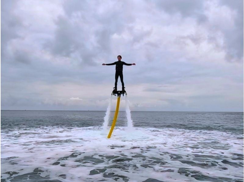 ④【宜野湾・北谷】新規OPEN記念‼️今だけお得な割引開催中❣️現地で１種チョイス‼️空中浮遊フライボード・海を滑るウェイクボード❤️の紹介画像