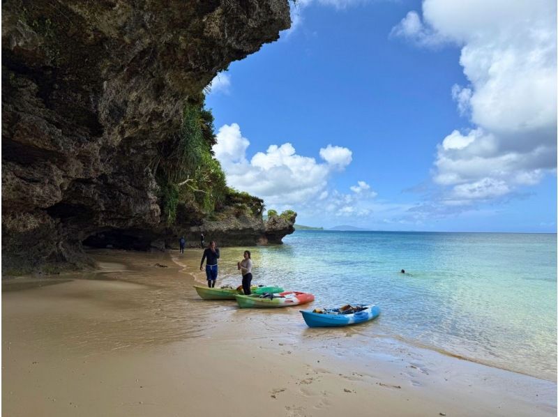 【石垣島カヤック&シュノーケル】秘境ポイントでサンゴ礁と熱帯魚を満喫｜器材無料・写真動画無料・ドローン空撮無料の紹介画像