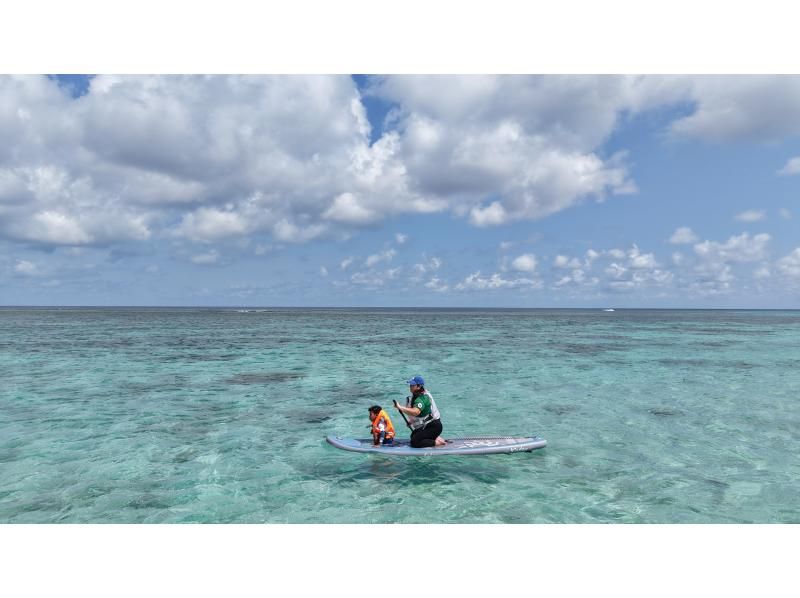 【宮古島｜ウミガメSUPツアー｜1時間】⭐️OPEN記念1組限定貸切⭐️ドローン＆水中撮影無料！SUPでウミガメを探しに行こう♪の紹介画像