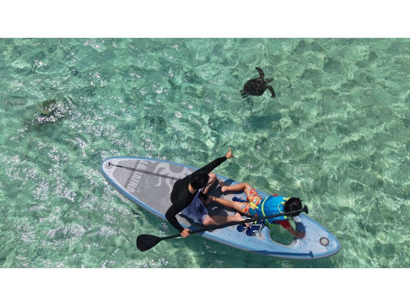 【宮古島｜ウミガメSUPツアー｜1時間】⭐️OPEN記念1組限定貸切⭐️ドローン＆水中撮影無料！SUPでウミガメを探しに行こう♪の紹介画像