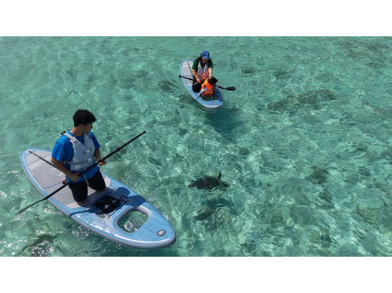 【宮古島｜ウミガメSUPツアー｜1時間】⭐️OPEN記念1組限定貸切⭐️ドローン＆水中撮影無料！SUPでウミガメを探しに行こう♪の紹介画像