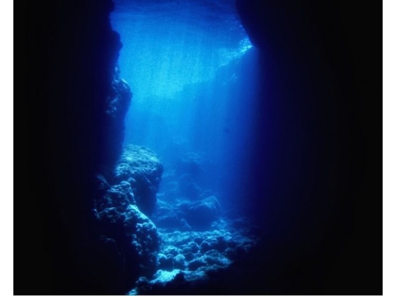 【恩納村青の洞窟⭐️貸切体験ダイビング】１人からOK！無料写真撮影★女性スタッフ在籍★当日予約、手ぶらで参加OK！シャワー、ドライヤー完備！の紹介画像