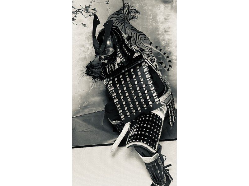 【京都・四条烏丸】 京町家貸切！豪華甲冑・豪華着物をペアで着る伝統文化体験・同伴者無料の紹介画像