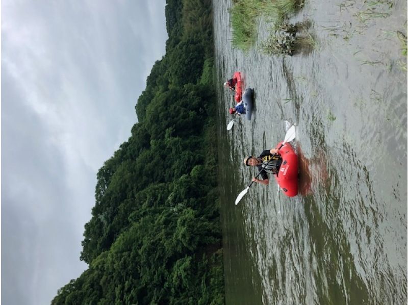 【那珂川パックラフト川下り】！水面から眺める世界を堪能！ゆったりと安定感のある一人乗りボートで川下り。初心者の方からご参加可。の紹介画像