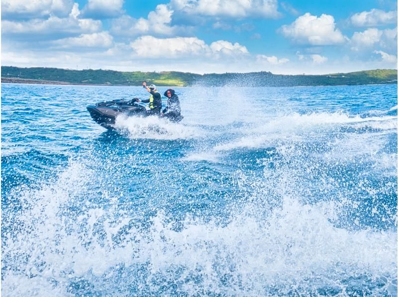【沖縄・古宇利島・水納島】90分コース｜絶景ジェットスキーツーリング｜透明度抜群の海を爽快クルージング｜写真動画無料の紹介画像
