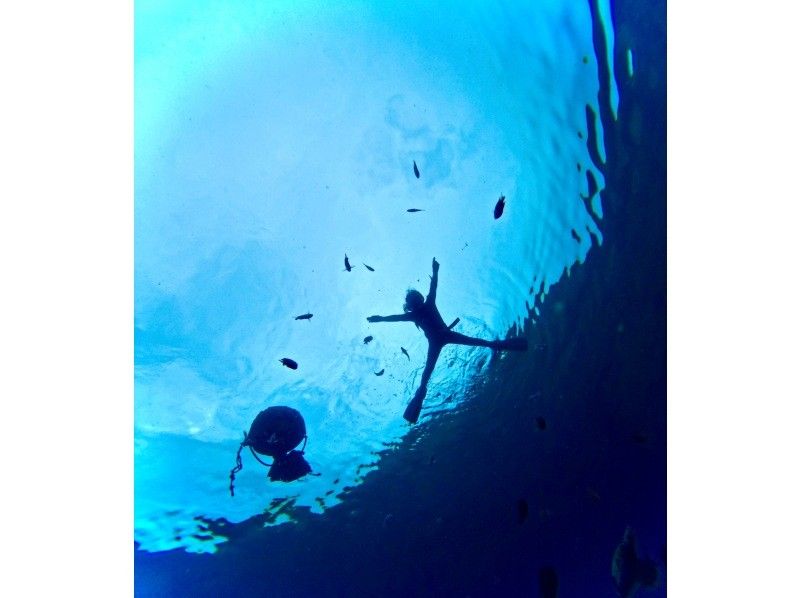 早く者勝ち‼️卒業旅行キャンペーン‼️【地元ガイドと行く&bull;貸切&bull;青の洞窟シュノーケル】追加料金一切無し&bull;高画質GoPro写真動画取り放題付きの紹介画像