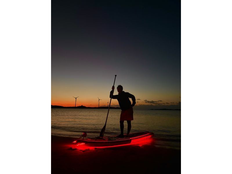 【宮古島初】6色に光るSUPでナイトSUP &ナイトカヤック体験！の紹介画像