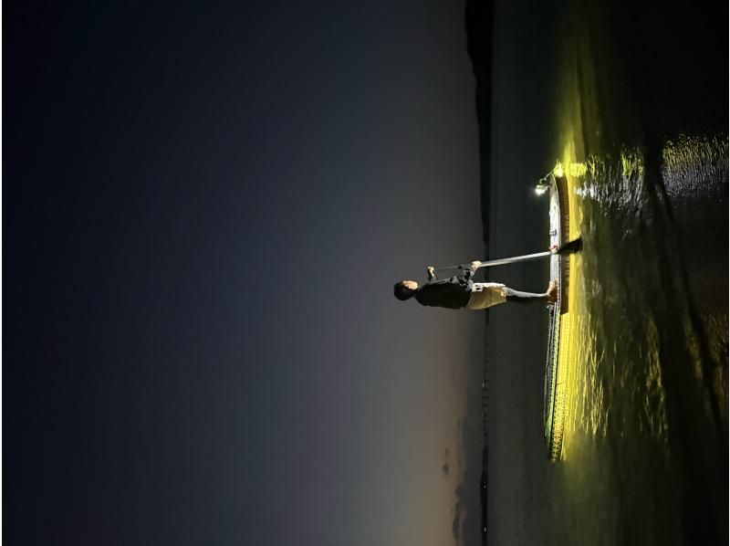 【宮古島初】6色に光るSUPでナイトSUP &ナイトカヤック体験！の紹介画像