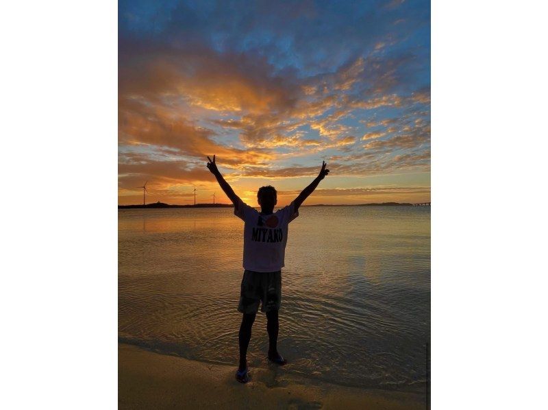 【宮古島初】6色に光るSUPでナイトSUP &ナイトカヤック体験！の紹介画像